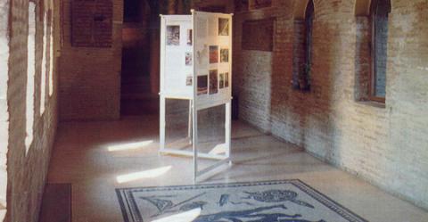 Sala II - all'interno i pannelli della sezione antica e una porzione del mosaico pavimentale eseguito tra il 1940 e il1943